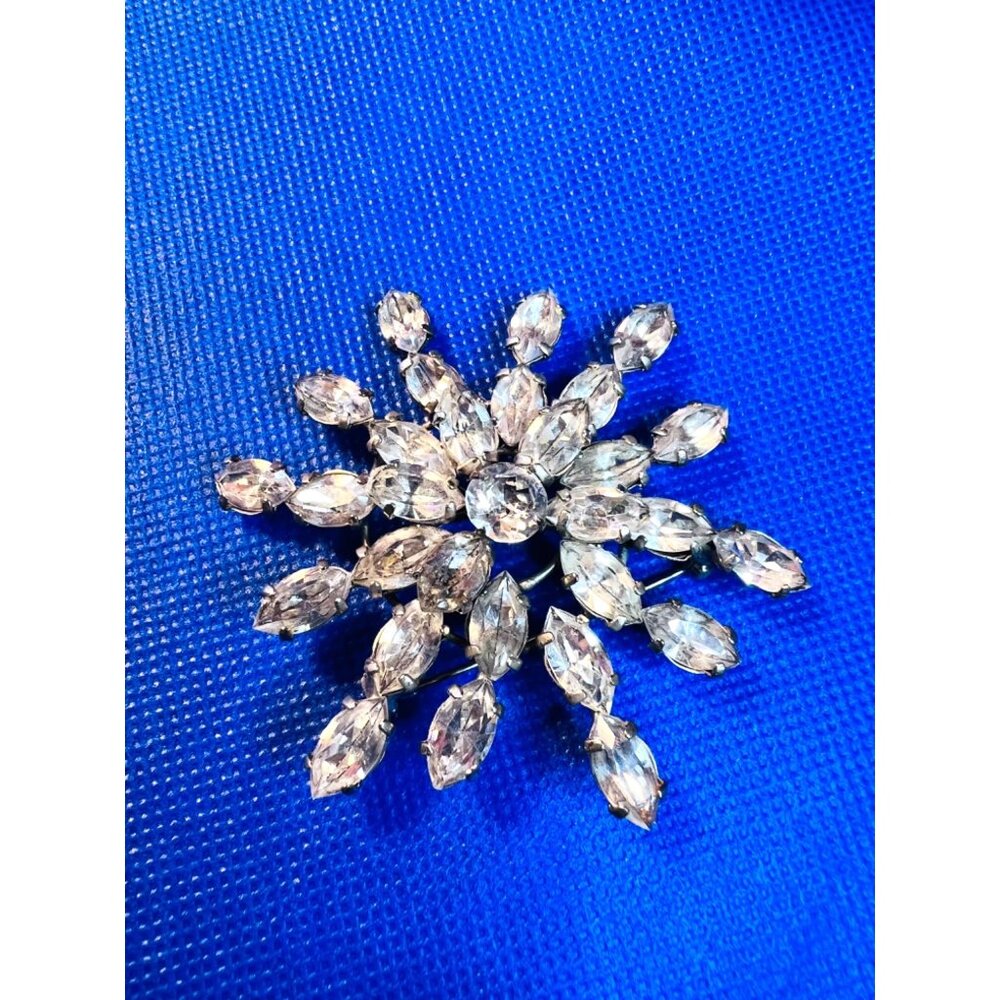 Vintage brooch clear stones silver color base metal secure clasp